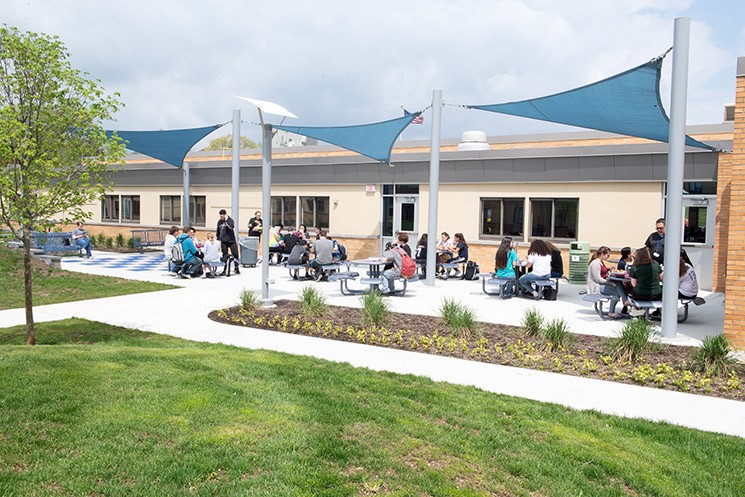 Students eating lunch outside.